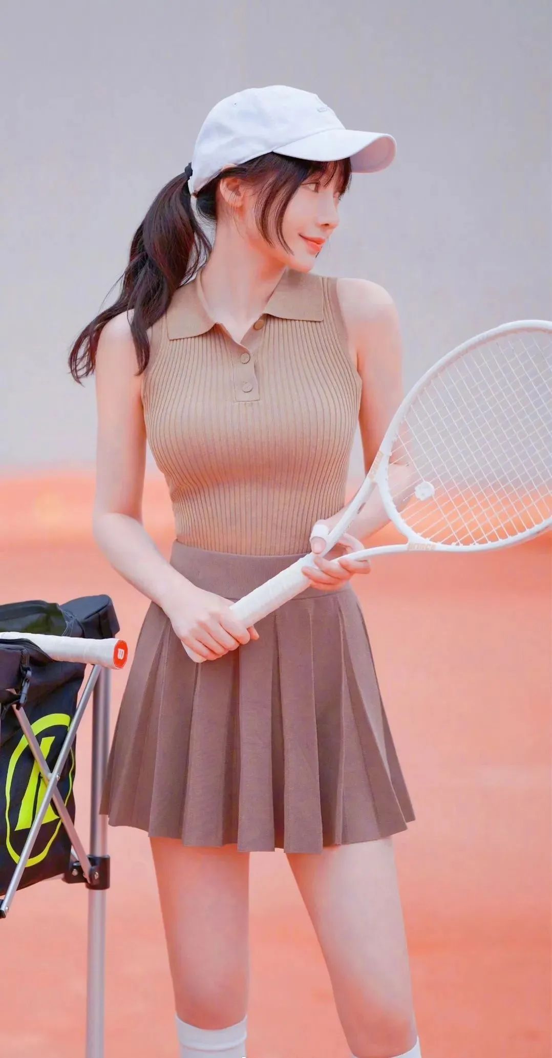 柳岩网球装造型，减肥瘦身后魅力不减，充满少女感