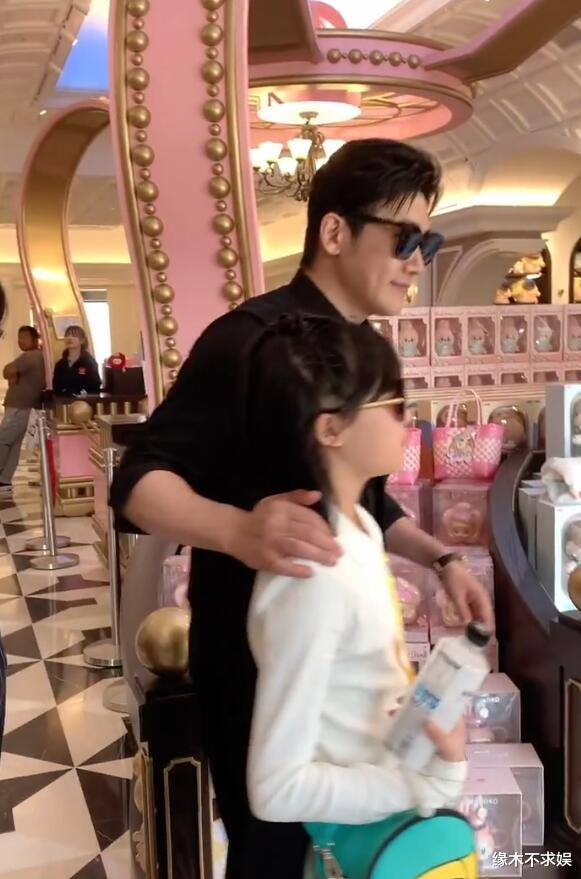 陆毅鲍蕾带女儿外出太吸睛，一人领一个孩子，贝儿姐妹性格反差大！