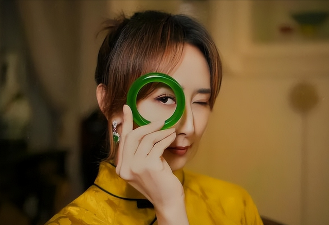 46岁胡静豪宅晒自拍 千万翡翠配新中式打扮 谁真的嫁入豪门一目了然