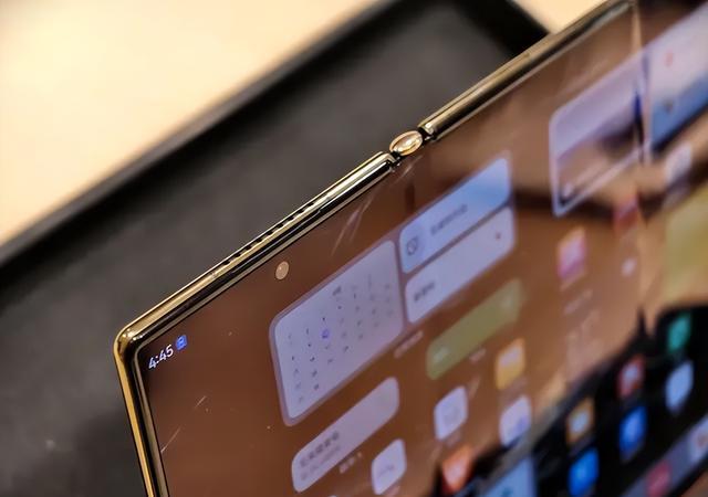 黄牛懵了!华为三折叠手机价格崩盘,72小时从加价近十万降至四千