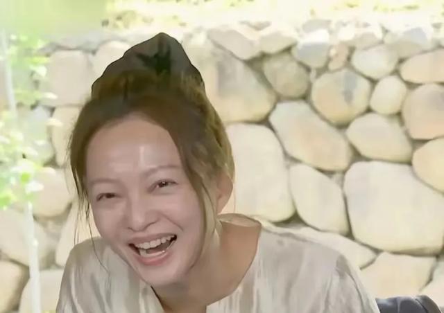 张韶涵|张韶涵42岁素颜亮相《青春环游记》，网友热议其保养秘诀