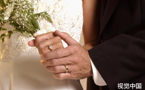 男友在我最落魄的时候提了分手，五年后，他哭着求我回来……