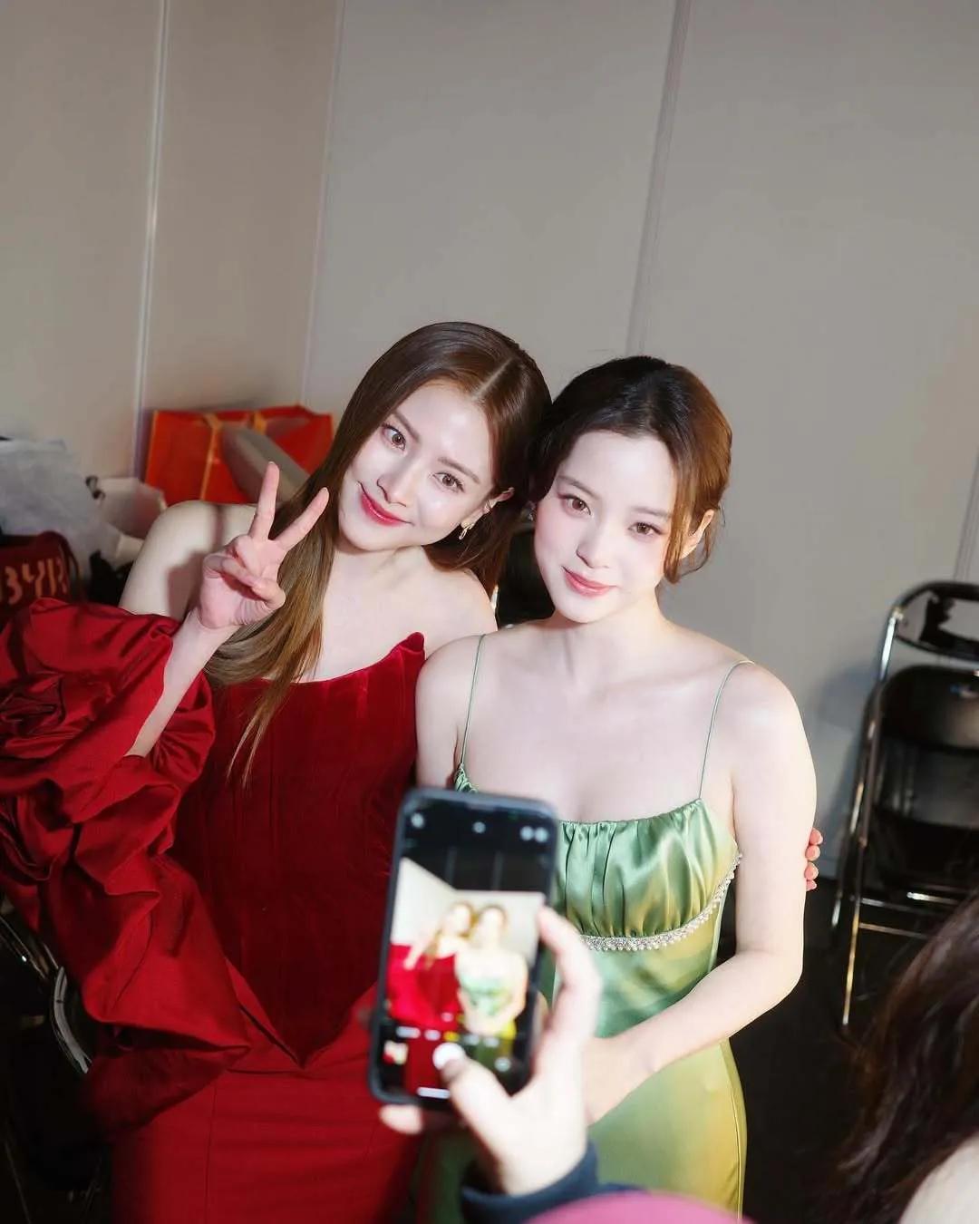 后台社交成“名利场”！谁是香饽饽、谁被裁合照，明星关系摊牌了