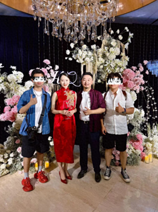 黄海波携妻子庆结婚十周年，8岁儿子罕露面很帅气，黄磊到场祝贺