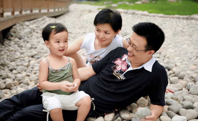 结婚九个月妻子瘫痪后不离不弃，45岁他离开央视，50岁儿女双全