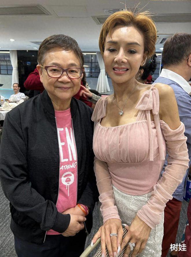 57岁叶子楣穿紧身背心献唱,观众热情塞红包,邓兆尊在旁目不斜视