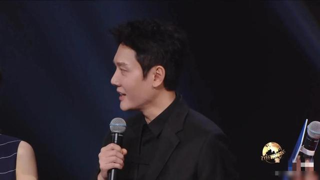 冯绍峰走红毯惊艳全场! 网友都忍不住喊:这气质拿捏得死死的!