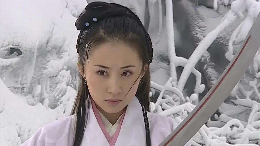 何美钿：可爱在性感面前并非一文不值，何况我的身材也不差