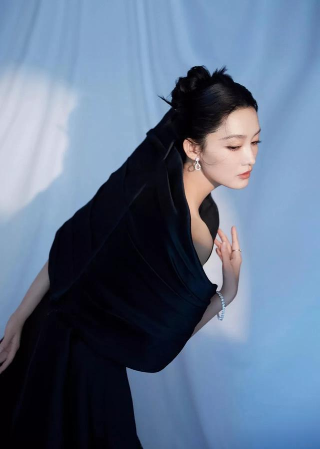 李沁蕾丝长裙迷人写真大片