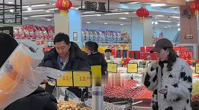 韩庚带卢靖姗回东北老家过年,逛超市买路边摊不戴口罩,超接地气