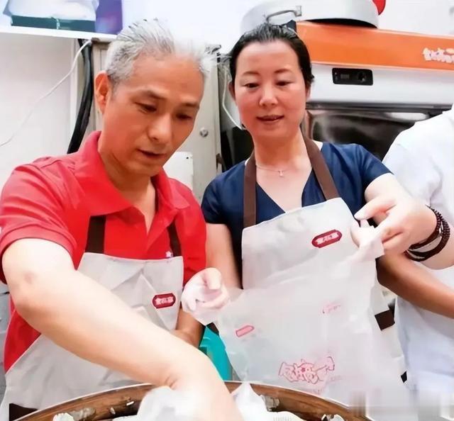 高逸峰|他凭一首歌登上春晚，41岁破产一夜白头，如今靠卖包子成百亿富翁