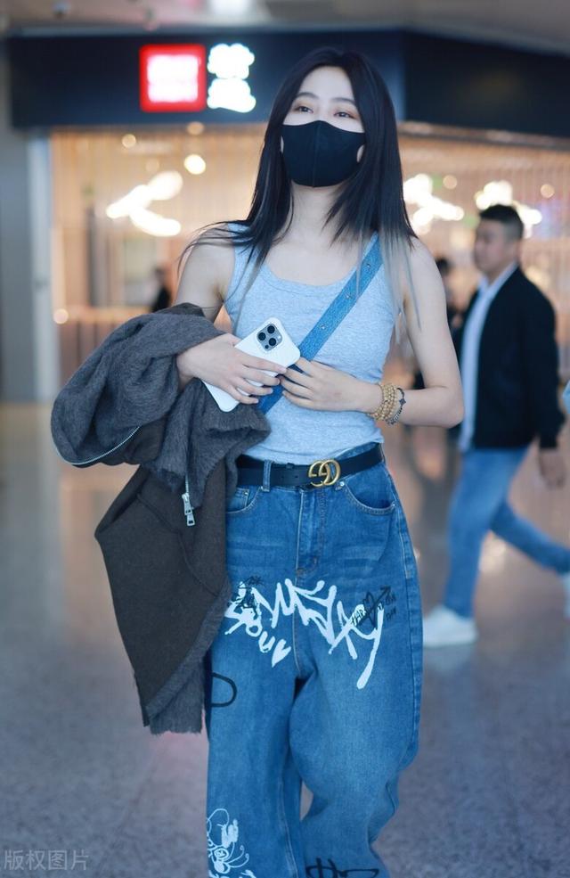 袁一琦的打扮很普通但确实显身材