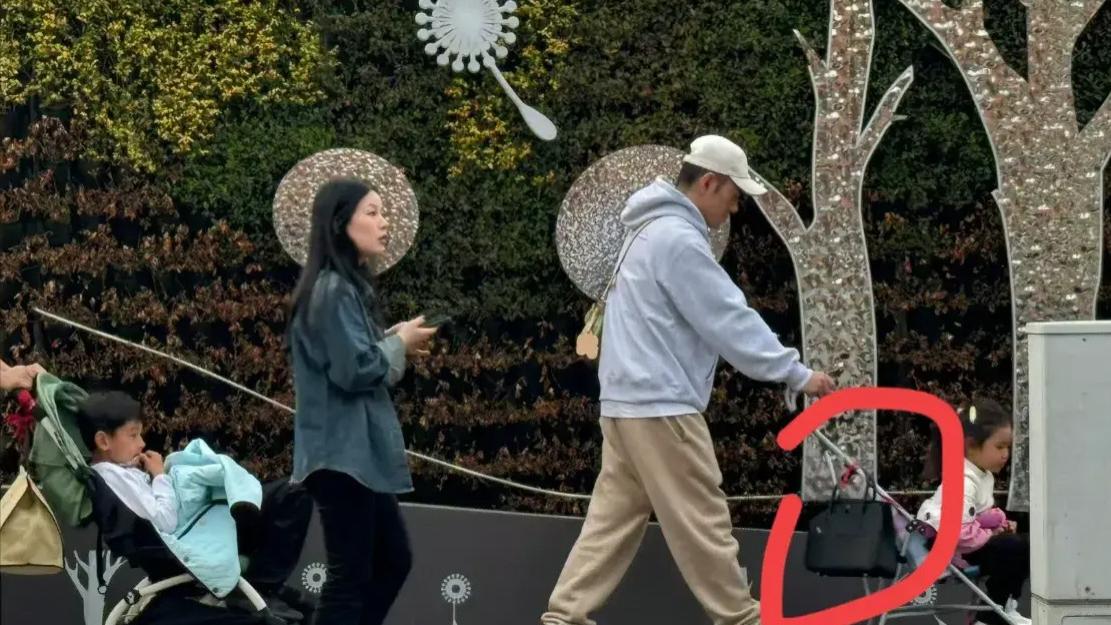 曝42岁李晨上海遛娃！推简易婴儿车太低调，女儿五官清秀超像爸