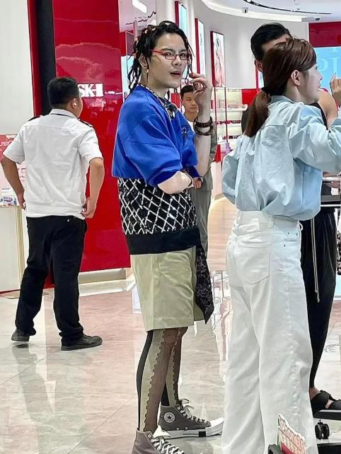 收手吧向佐,没完没了的“秀身材”,再“性感”观众也会腻