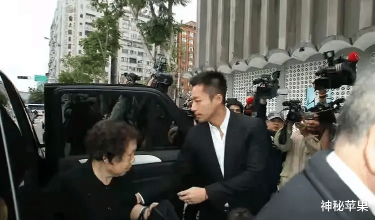 许雅筠是高手,一家子律师,对大S官司不闻不问,不与汪小菲作对