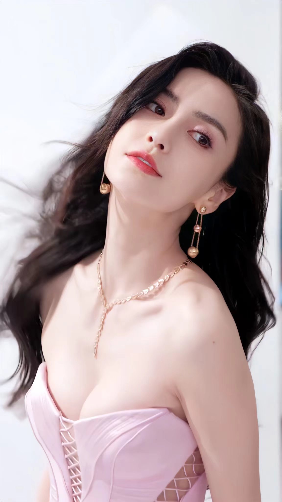 Angelababy粉裙魅影,镂空设计的连衣裙,事业线明显