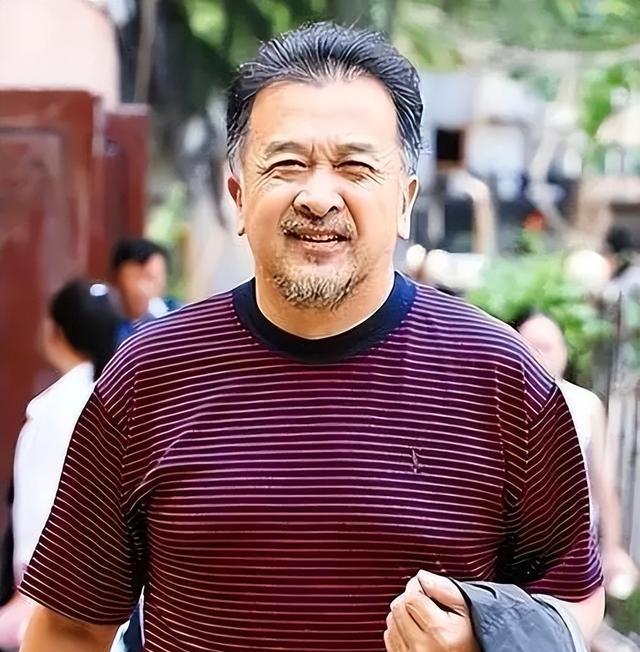 多位前央视大咖现身婚宴，黄宏毕福剑差别巨大，宴请人身份不简单