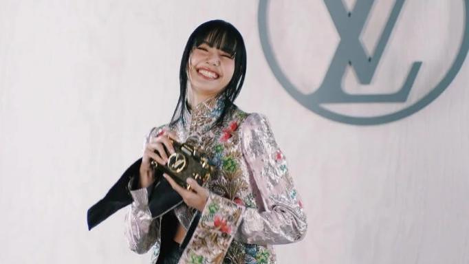 Lisa被指丰臀过度，盲目追求欧美风比例失调，还没被豪门男友承认