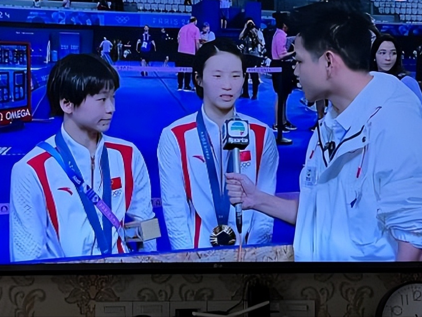 TVB记者何冲对全红婵的亲密举动：无礼还是深情？