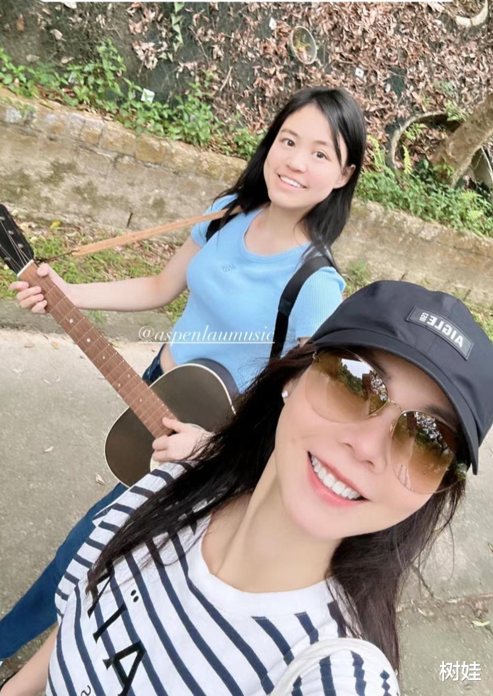 刘銮雄21岁次女在户外弹吉他，T恤配白鞋打扮朴素，越大越像父亲