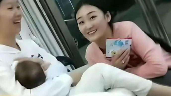 朱小伟陈萌晒娃走红后，陈亚男不甘示弱的跟风，却遭遇骂声一片