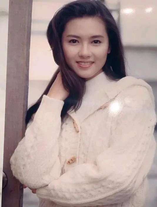 她曾是香港女神,颜值连舒淇都甘拜下风,今52岁却想回归娱乐圈