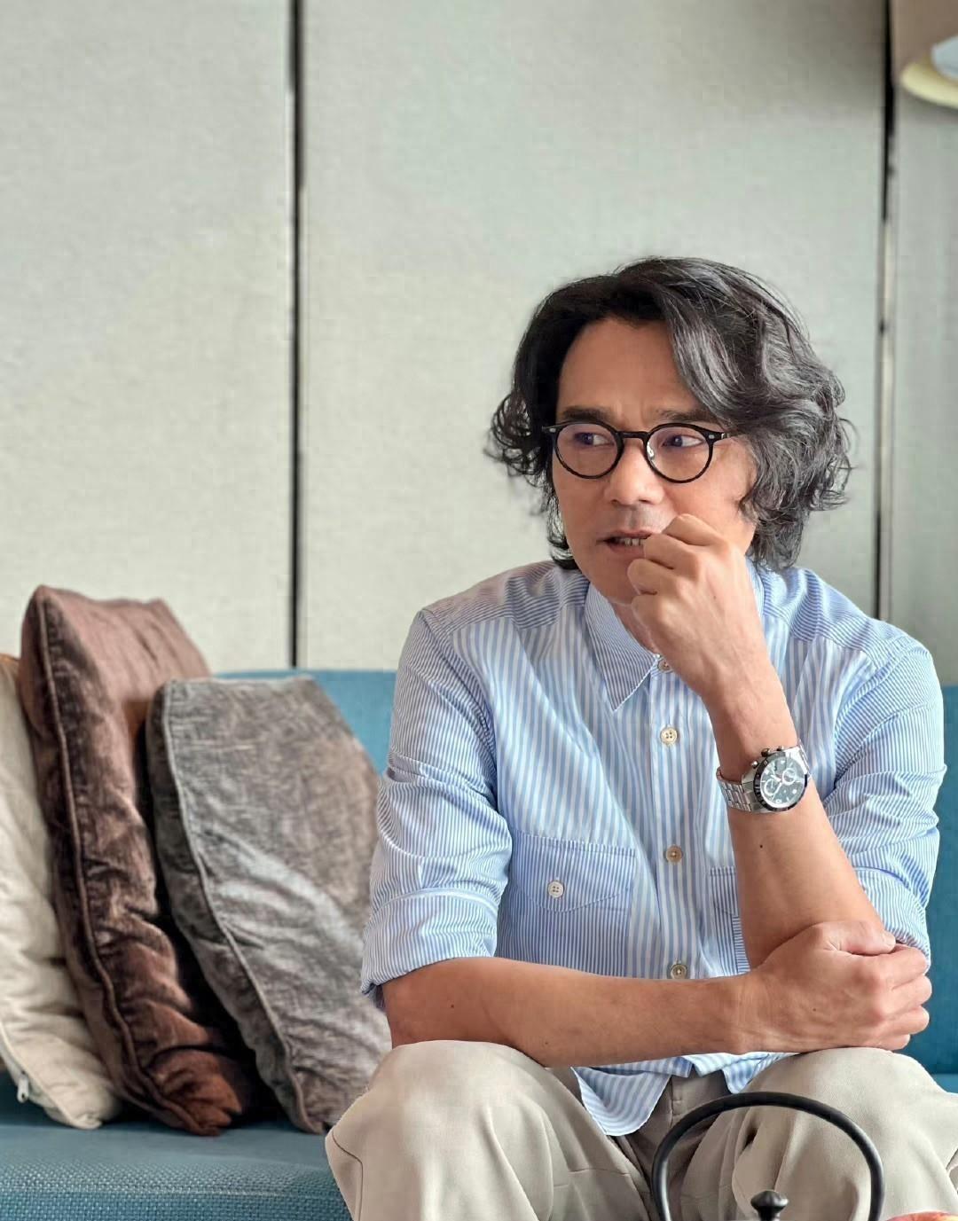 林家栋在回家途中因为穿着新鞋,在湿滑的楼梯上不慎摔倒,导致腰部肌肉