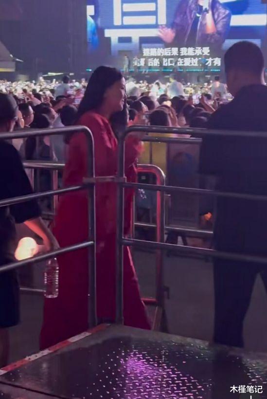 48岁李湘现身长沙街头,夏天穿西装不怕热,疑胖至160斤