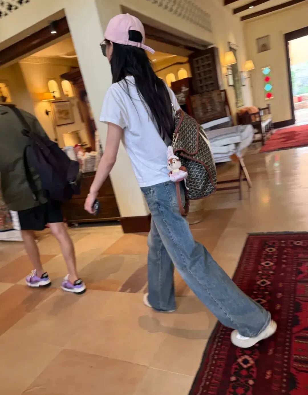 王思聪迪拜现身，两辆劳斯莱斯代步，身边女伴骨瘦如柴引关注