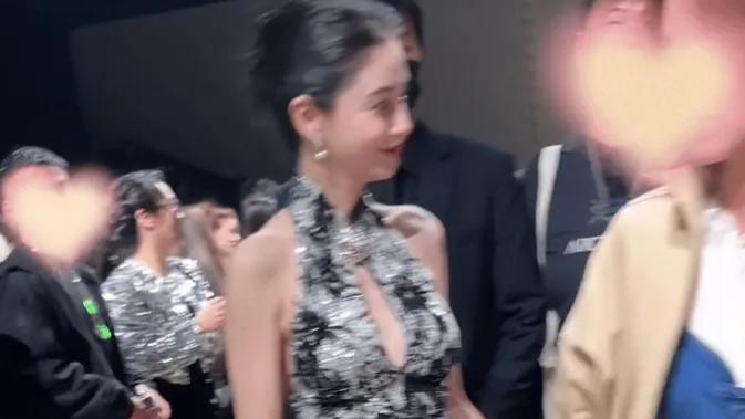 这一夜杨颖重返内娱，憔悴无奈模样大变，咖位被贬与胡连馨同座