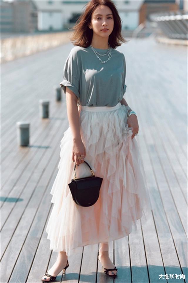 日本某职业女性杂志，6月刊穿搭排名，上紧下松是今年很火的潮流