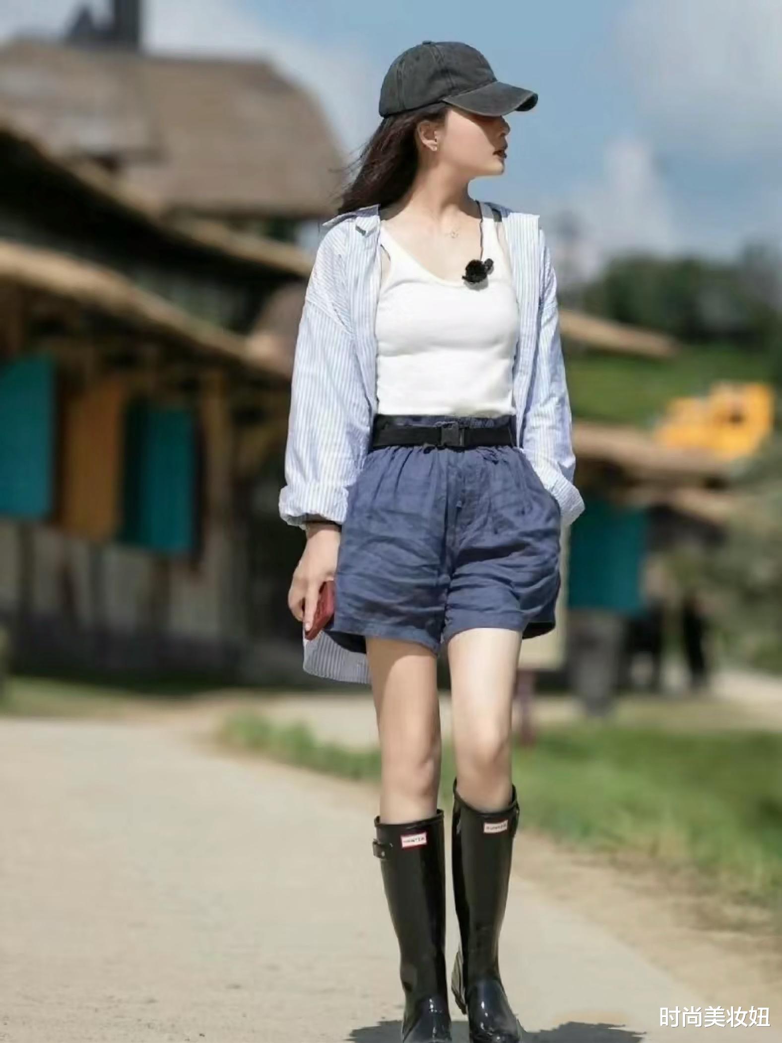 殷桃扎“高马尾”也太美了吧!穿牛仔外套+马丁靴,美得像25岁