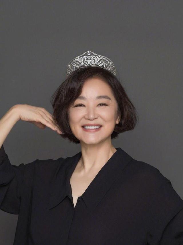 刘晓庆晒74岁生日照，脸蛋光滑如少女，网友：她的耳朵怎么那么长