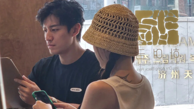 陈乔恩韩国被偶遇，只顾玩手机享受老公照顾，Alan表情冷若冰霜