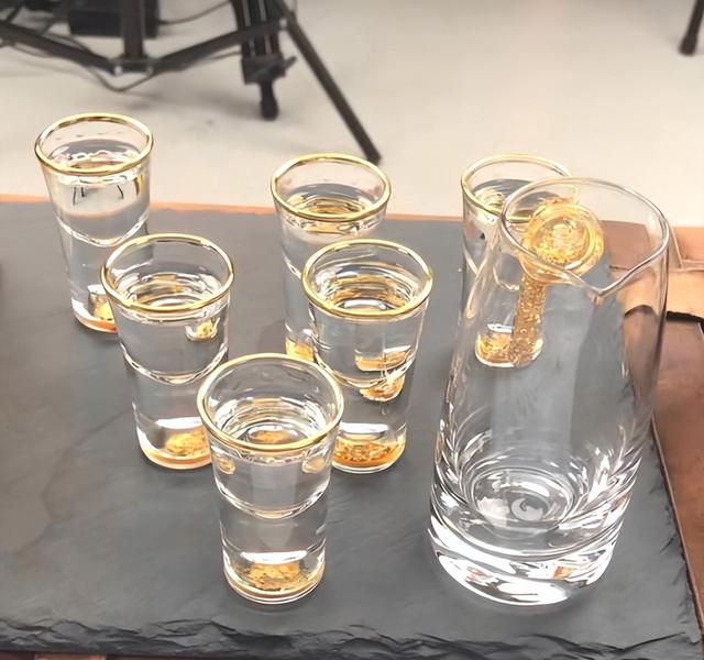 娱乐圈里四位“酒蒙子”:腾格尔为喝酒散尽家财,景冈山判若两人