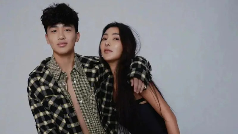 被曹格儿子和女儿惊艳，14岁Grace好身材遮不住，16岁Joe肌肉吸睛