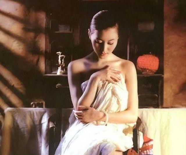 “人体模特”汤加丽：爆红后被父亲嫌弃，和丈夫离婚，46岁仍单身