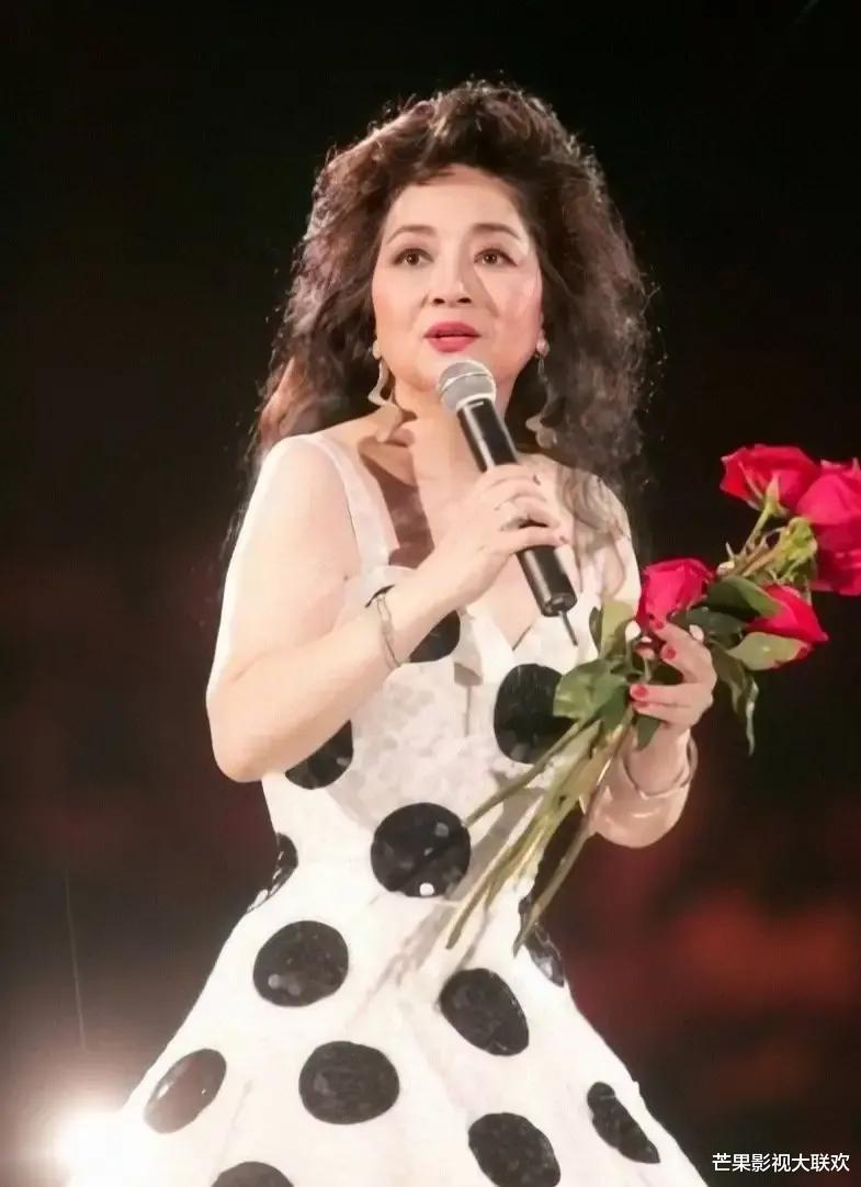 |她宁愿离婚也不愿改变中国国籍，春晚为她破例，74岁仍单身
