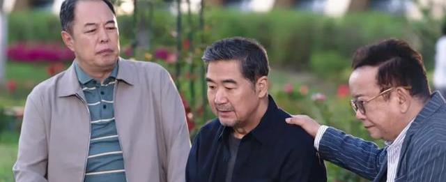 张国立和邓捷近照,颈纹明显,短短3年,老得好真实,好有冲击力