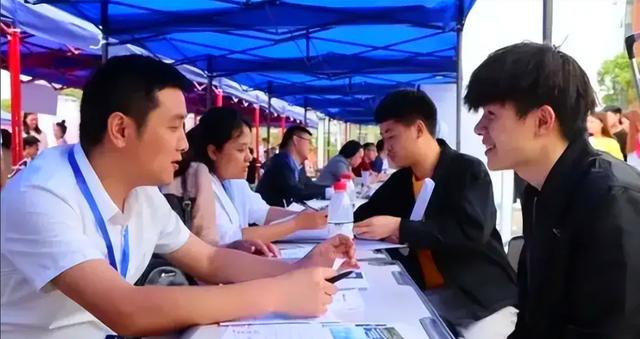 痛心！大学毕业生遭遇就业寒冬，再不觉醒将错失良机！