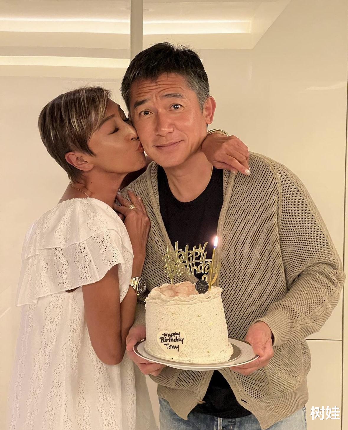 刘嘉玲闺蜜为梁朝伟庆生,两人贴脸合照,梁朝伟两鬓花白笑容腼腆