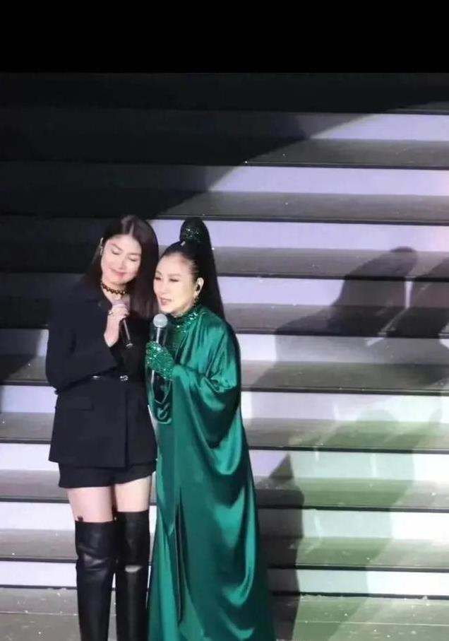 77岁汪明荃开演唱会，又唱又跳，精力堪比28