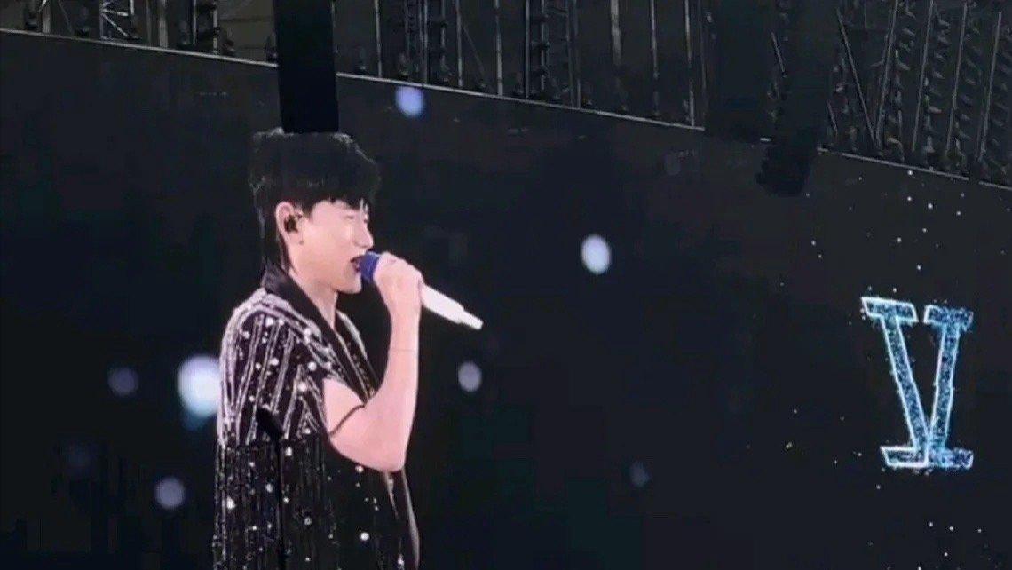 张杰鸟巢演唱会全家总动员，跳跳俏俏首次登台萌翻全场！