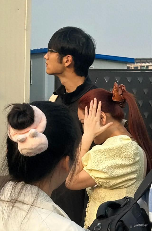 金莎和孙丞潇逛环球,打扮老气和男友像母子,孙丞潇一脸不耐烦