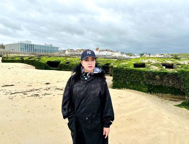 74岁刘晓庆法国露面，被指断崖式衰老，法令纹明显皮肤褶皱！