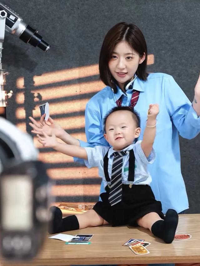 黄一鸣晒母女亲子写真,回应闪闪发型像爷爷,评论区又炸锅了