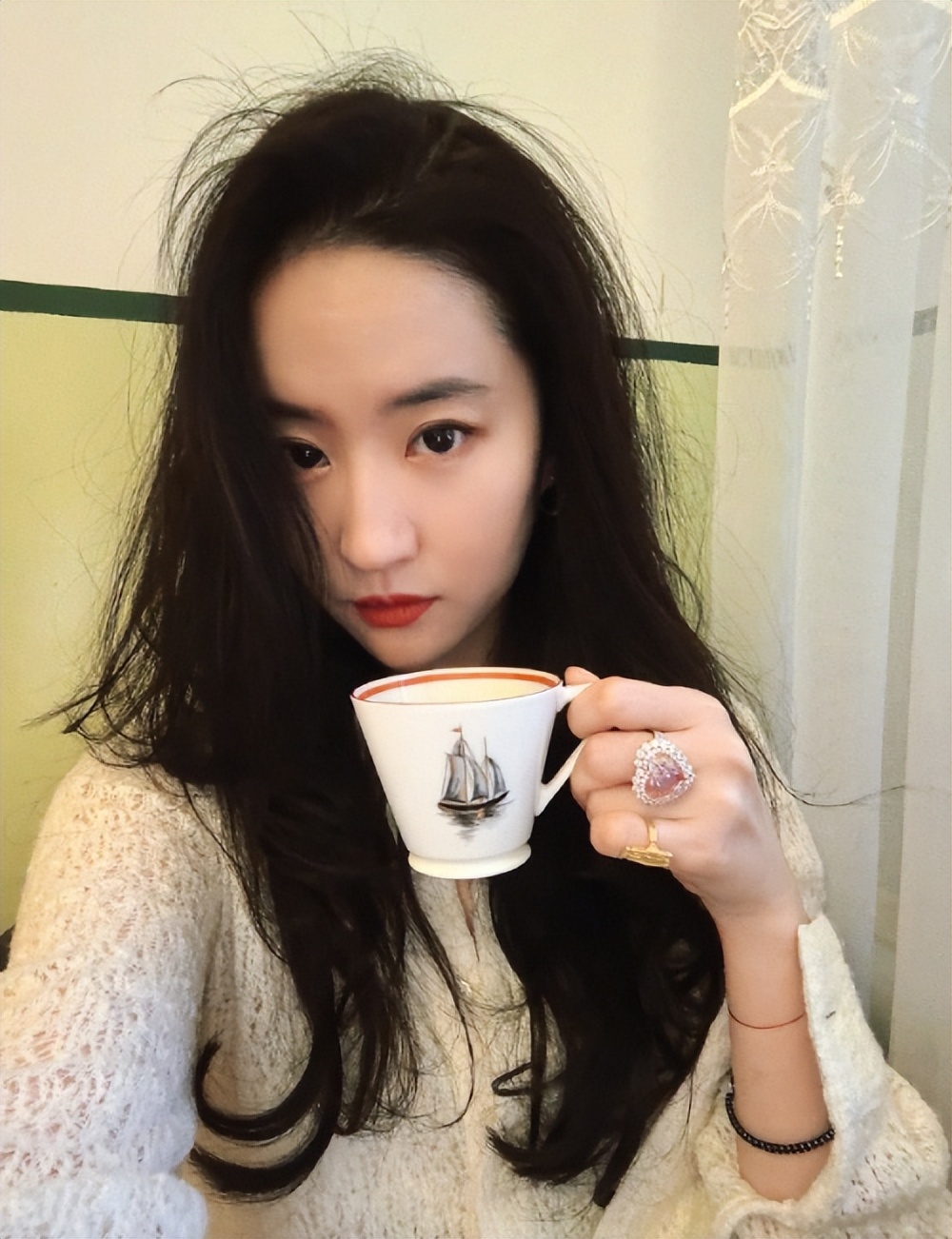 刘亦菲陪妈妈回哈尔滨探亲,穿貂雪地里合影,65岁刘晓莉比女儿美