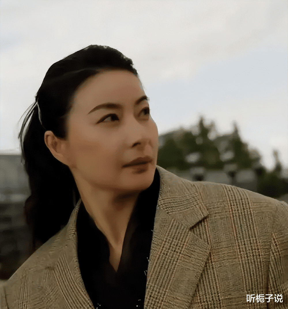 郭晶晶担任国际裁判！为跳水健儿加油打气，活出不一样的豪门贵妇