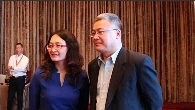 这两位央视主持人，原来是夫妻？低调了19年，如今一家三口很幸福