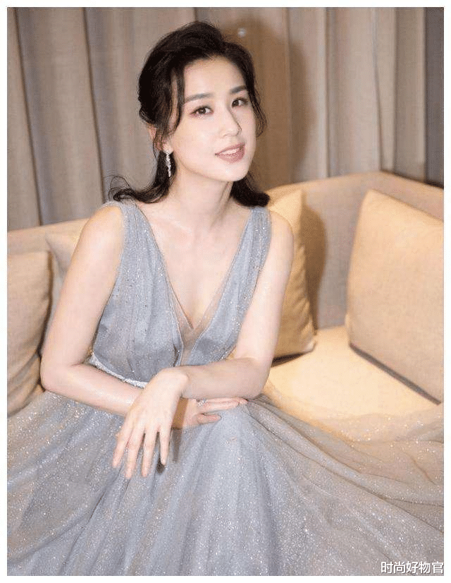 37岁黄圣依参加同学聚会,差距真大,像小姑娘扎进了大妈堆里!